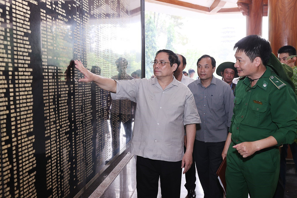 Thủ tướng Phạm Minh Chính thăm Nhà bia tưởng niệm liệt sỹ thanh niên xung phong toàn quốc. (Ảnh: Dương Giang/TTXVN)