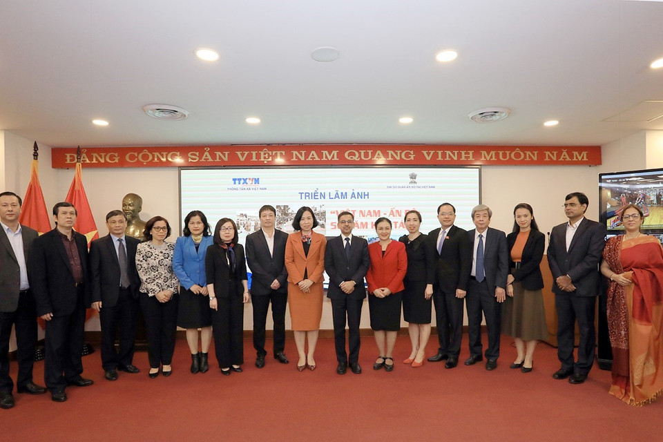 Các đại biểu tham dự lễ khai mạc triển lãm. (Ảnh: Tuấn Anh/TTXVN)