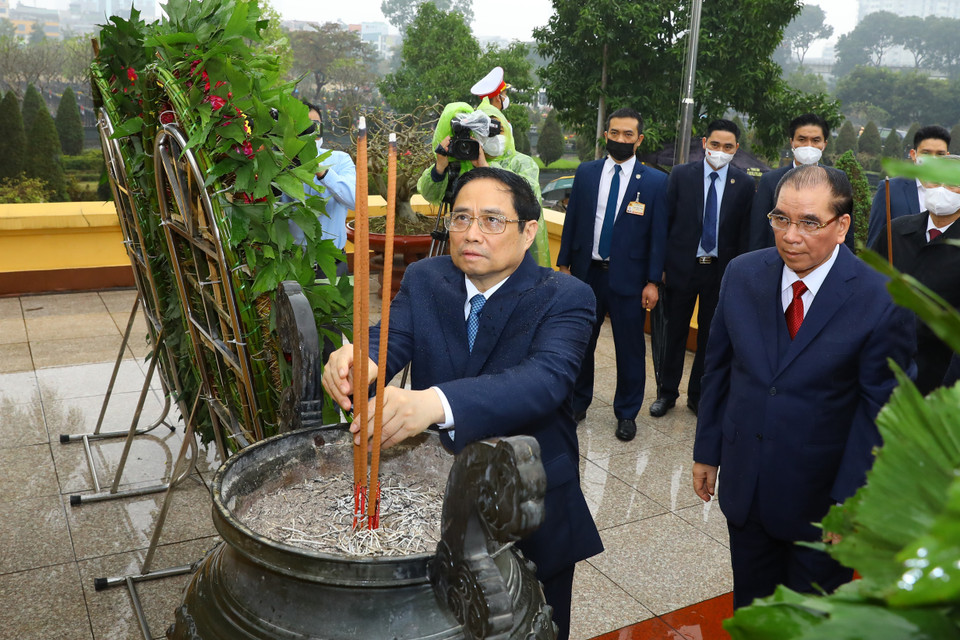 Thủ tướng Chính phủ Phạm Minh Chính dâng hương tưởng nhớ các vị tiền bối cách mạng và các anh hùng, liệt sỹ tại Nghĩa trang Mai Dịch. (Ảnh: Văn Điệp/TTXVN)