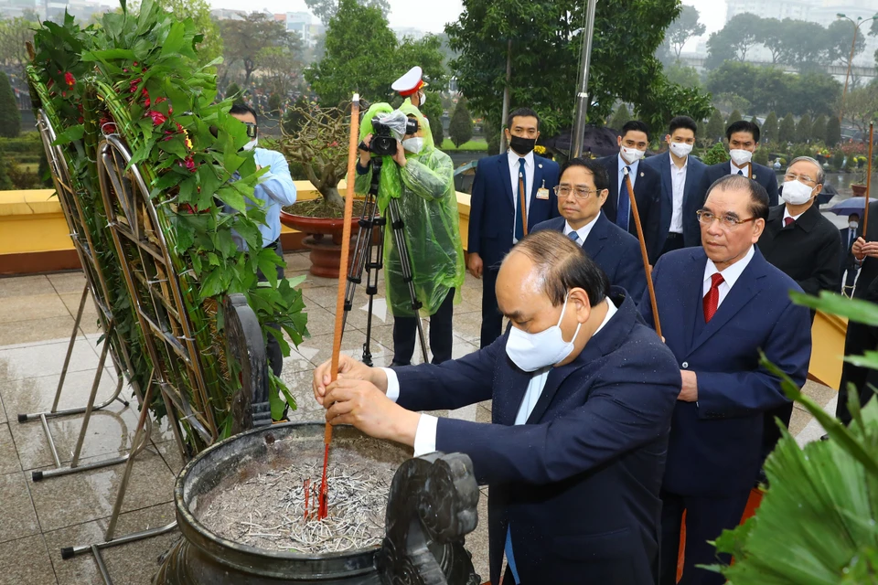 Chủ tịch nước Nguyễn Xuân Phúc và các lãnh đạo Đảng, Nhà nước dâng hương tưởng niệm các vị tiền bối cách mạng và các anh hùng, liệt sỹ tại Nghĩa trang Mai Dịch. (Ảnh: Văn Điệp/TTXVN)