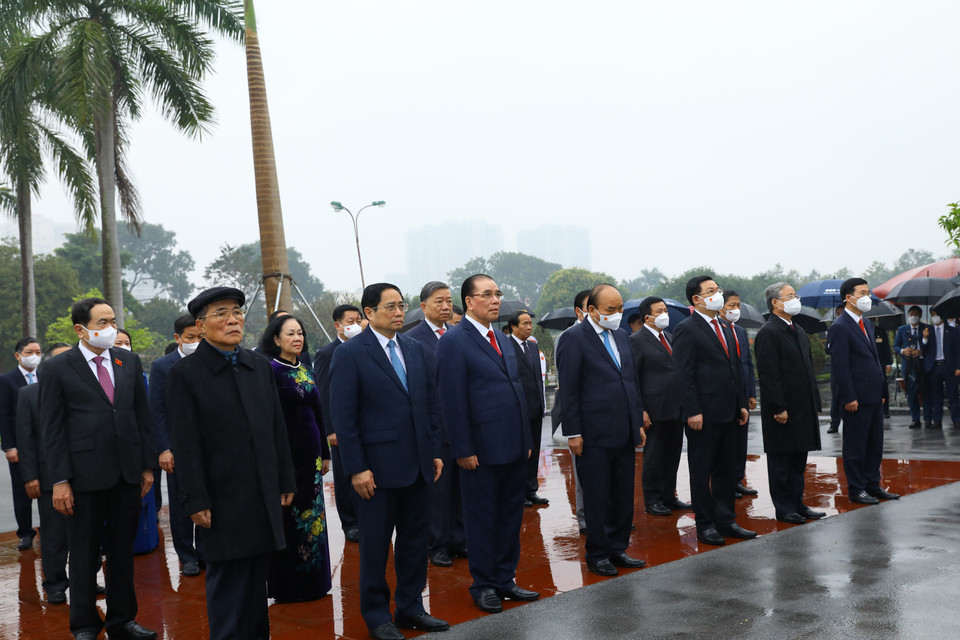 Đoàn đại biểu Ban Chấp hành Trung ương Đảng, Chủ tịch nước, Quốc hội, Chính phủ, Ủy ban Trung ương Mặt trận Tổ quốc Việt Nam dâng hương tưởng niệm các vị tiền bối cách mạng và các anh hùng, liệt sỹ tại Nghĩa trang Mai Dịch. (Ảnh: Văn Điệp/TTXVN)