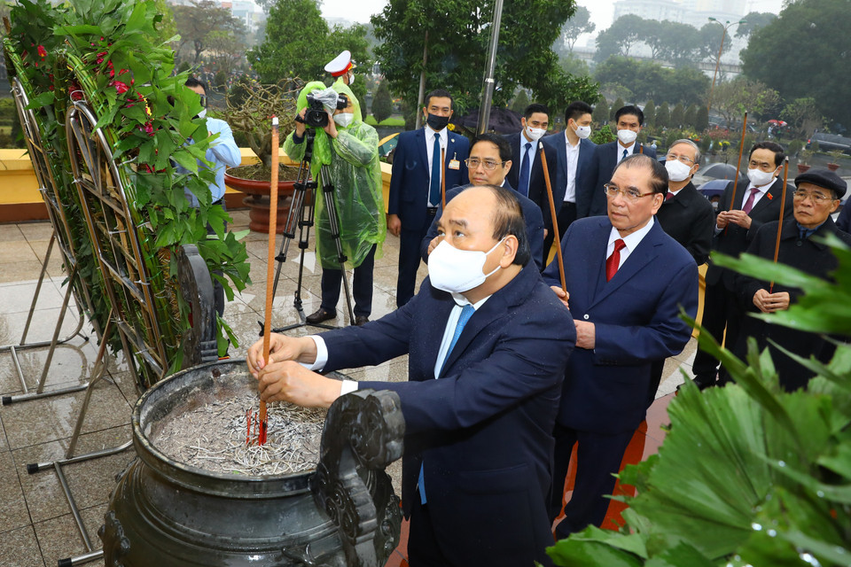 Chủ tịch nước Nguyễn Xuân Phúc dâng hương tưởng nhớ các vị tiền bối cách mạng và các anh hùng, liệt sỹ tại Nghĩa trang Mai Dịch. (Ảnh: Văn Điệp/TTXVN)