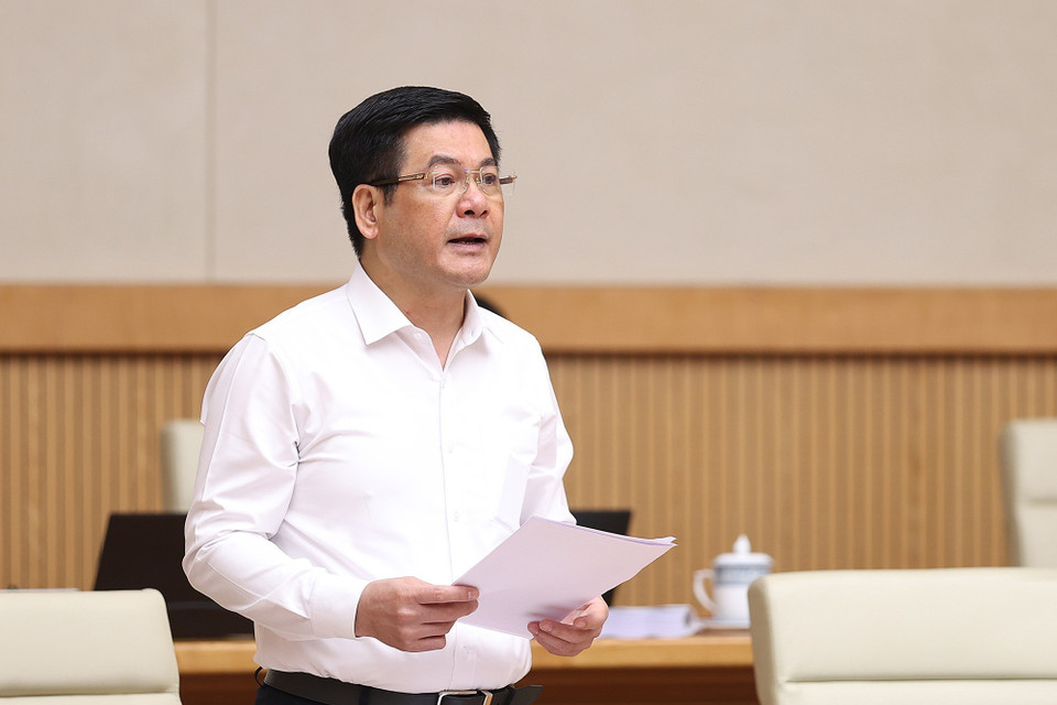 Bộ trưởng Bộ Công Thương Nguyễn Hồng Diên báo cáo điều hành thị trường trong nước và dự báo tình hình phát triển các ngành, lĩnh vực sản xuất kinh doanh. (Ảnh: Dương Giang/TTXVN)