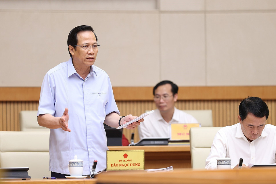 Bộ trưởng Bộ Lao động-Thương binh và Xã hội Đào Ngọc Dung báo cáo điều hành đảm bảo an sinh xã hội và nguồn cung lao động. (Ảnh: Dương Giang/TTXVN)