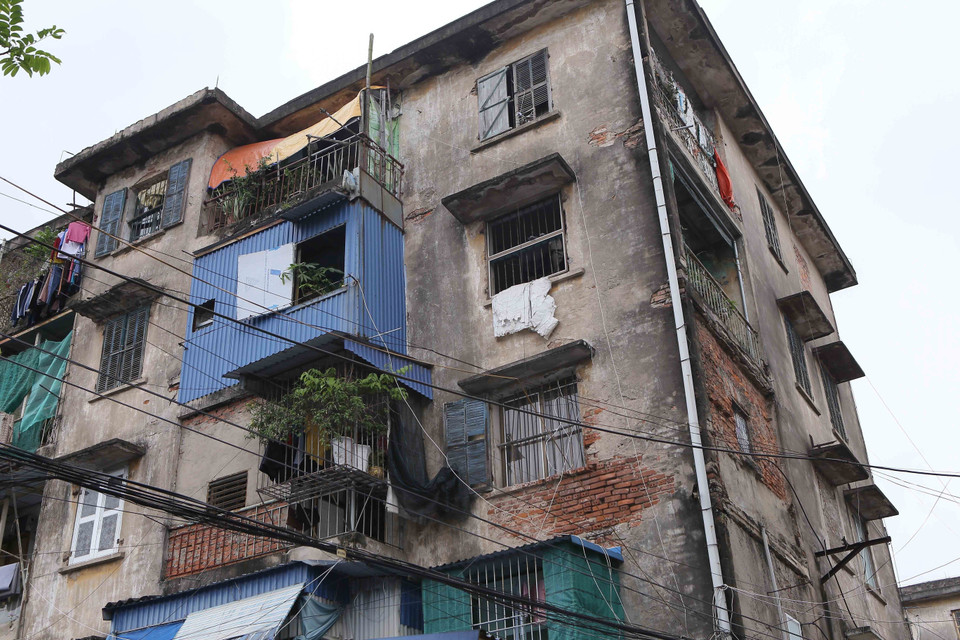 Toà nhà chung cư 5 tầng trên đường Trần Đăng Ninh bị xuống cấp nghiêm trọng, ảnh hưởng đến cuộc sống sinh hoạt của các hộ dân. (Ảnh: Công Luật/TTXVN)