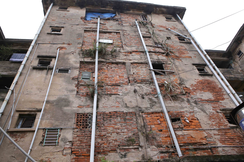 Tòa nhà chung cư 5 tầng trên đường Trần Đăng Ninh, thành phố Nam Định được xây dựng từ quá lâu đã bị xuống cấp, tường bị bong tróc. (Ảnh: Công Luật/TTXVN) 