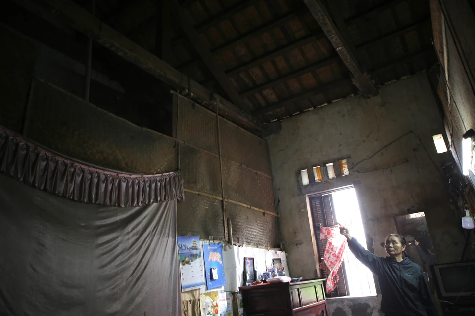 Căn nhà của bà Hoàng Thị Bún tại chung cư số 181 đường Hoàng Văn Thụ, thành phố Nam Định bị hư hỏng nặng, thuộc diện nhà chung cư phải phá dỡ do có nhà nguy hiểm cấp D. (Ảnh: Công Luật/TTXVN)