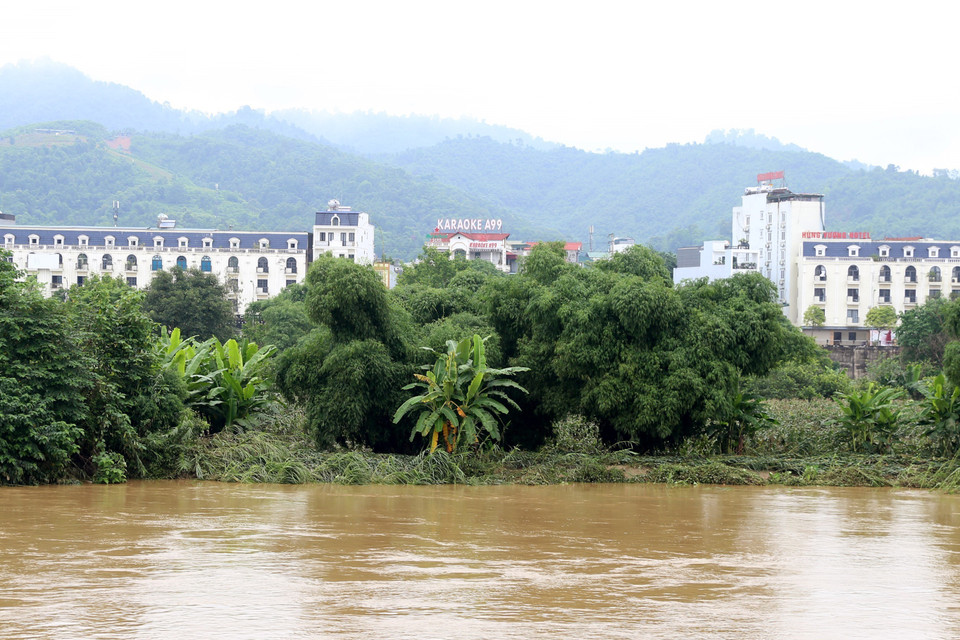  Lũ lớn trên thượng nguồn sông Hồng, đoạn chảy qua thành phố Lào Cai. (Ảnh: Quốc Khánh/TTXVN)