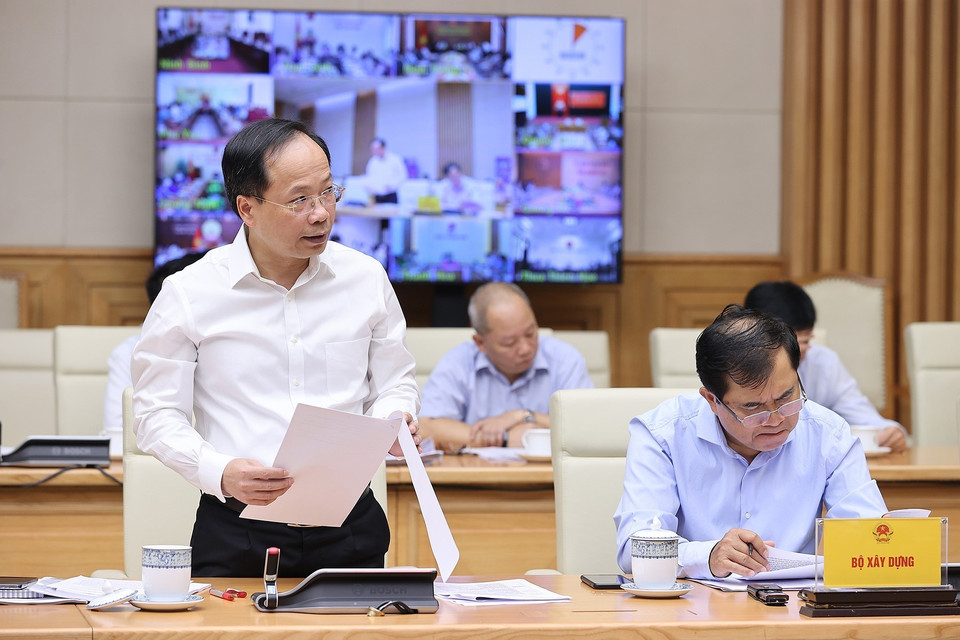 Thứ trưởng Bộ Giao thông Vận tải Nguyễn Duy Lâm báo cáo tình hình triển khai các công trình, dự án quan trọng quốc gia, trọng điểm ngành giao thông vận tải. (Ảnh: Dương Giang/TTXVN)