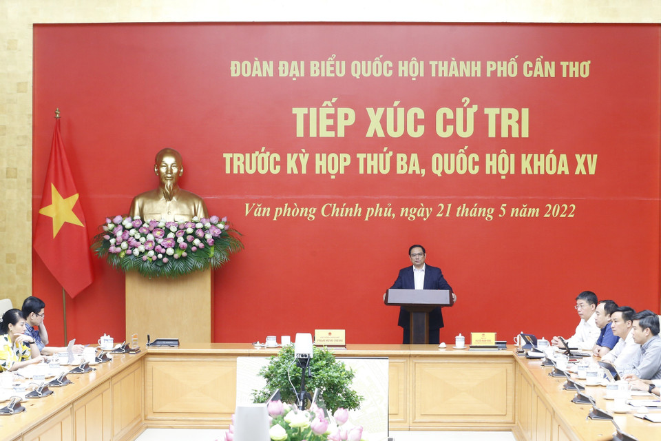 Thủ tướng Phạm Minh Chính phát biểu tại buổi tiếp xúc cử tri thành phố Cần Thơ. (Ảnh: Văn Điệp/TTXVN)