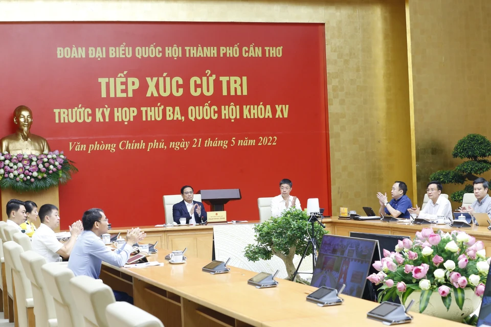 Quang cảnh buổi tiếp xúc cử tri thành phố Cần Thơ theo hình thức trực tuyến tại điểm cầu Văn phòng Chính phủ. (Ảnh: Văn Điệp/TTXVN)