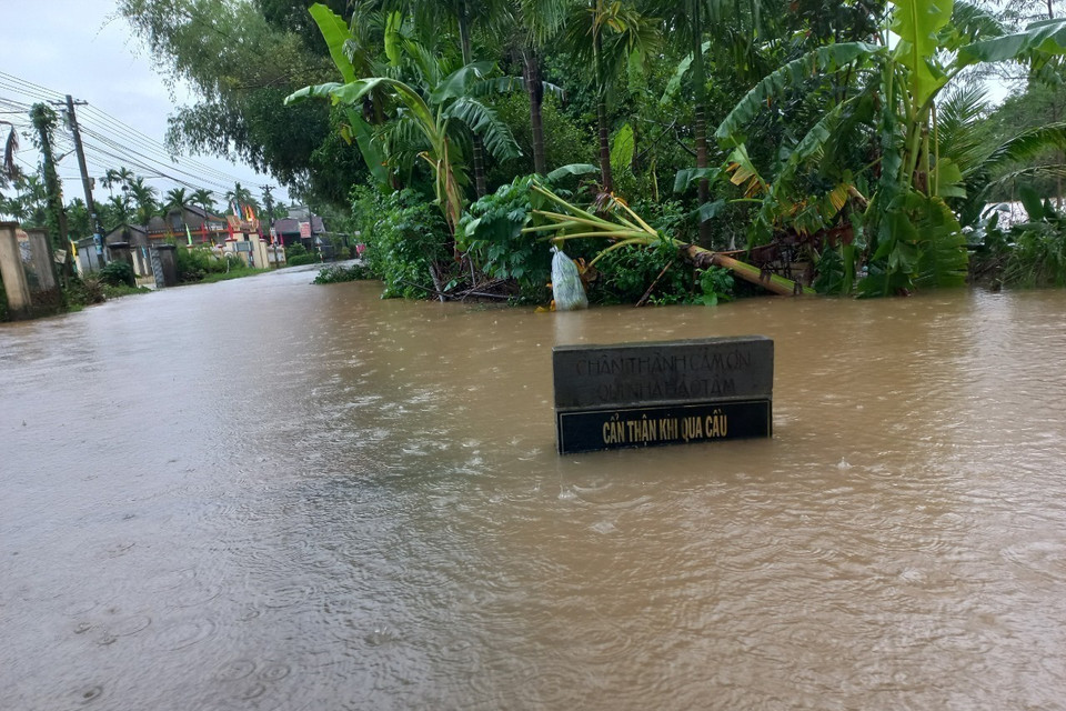 Nước lũ dâng cao tại khu vực xã Hành Dũng, huyện Nghĩa Hành. (Ảnh: Đinh Hương/TTXVN)