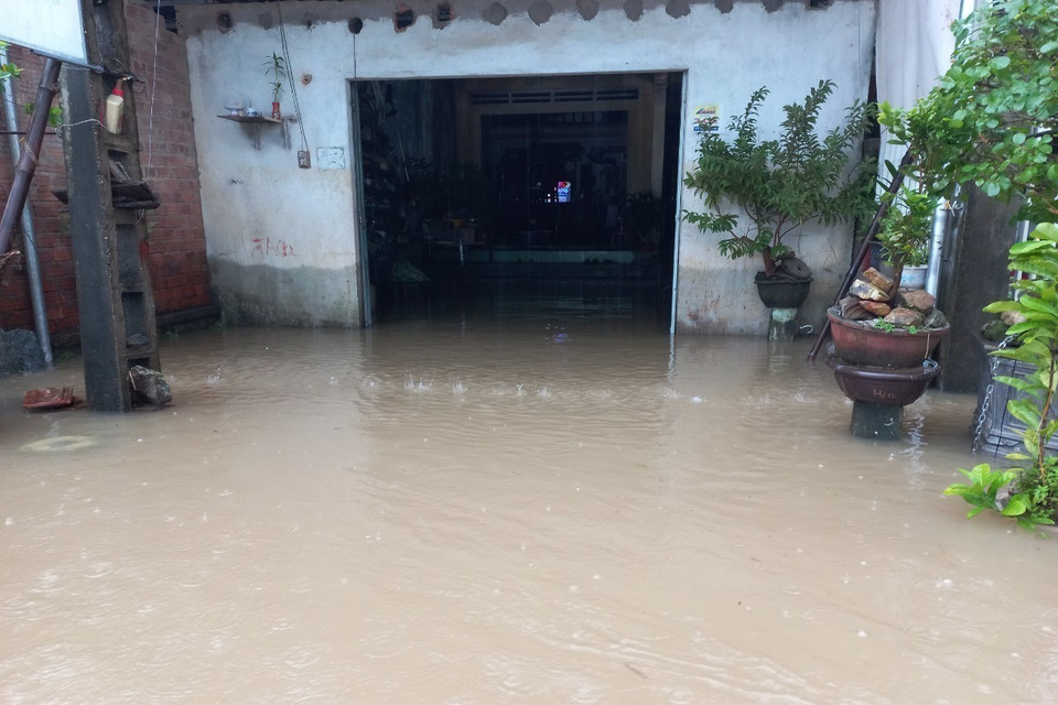  Đến ngày 11/10, tại nhiều vùng trũng thấp của tỉnh Quảng Ngãi vẫn ngập trong nước lũ, một số thôn, xóm bị cô lập. (Ảnh: Đinh Hương/TTXVN)