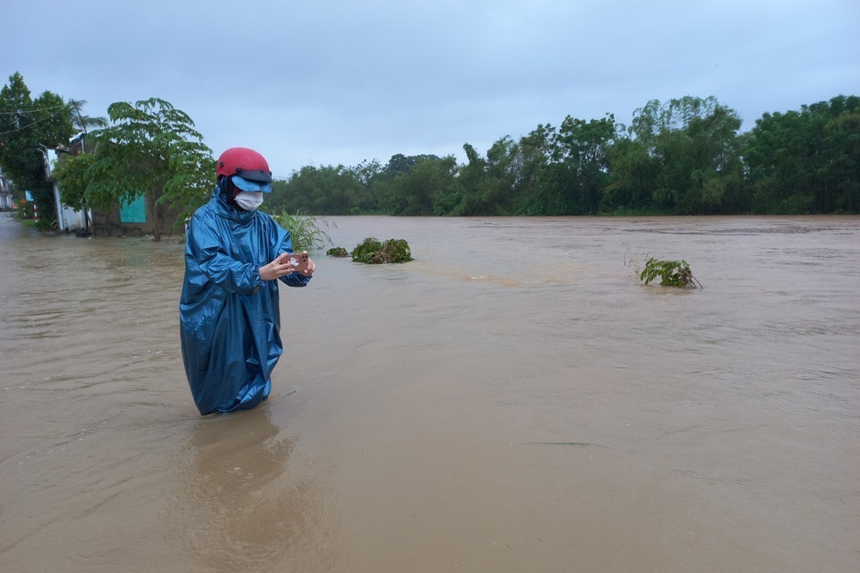 Nước lũ dâng cao làm chia cắt tuyến đường chính của xã Hành Dũng, huyện Nghĩa Hành. (Ảnh: Đinh Hương/TTXVN)