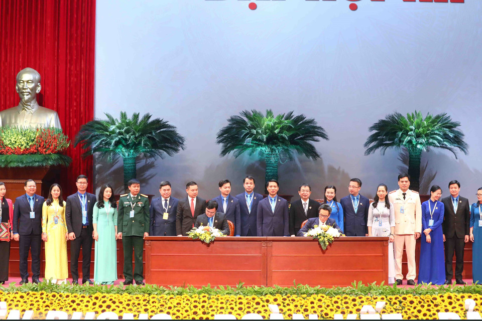 Phó Thủ tướng Vũ Đức Đam và Bí thư thứ nhất Trung ương Đoàn Bùi Quang Huy ký kết Nghị quyết liên tịch giữa Chính phủ và Ban Chấp hành Trung ương Đoàn giai đoạn 2022-2027. (Ảnh: Phạm Kiên/TTXVN)