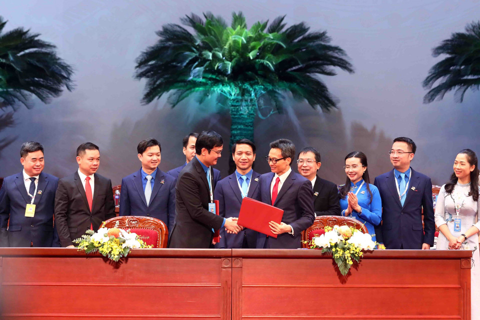 Phó Thủ tướng Vũ Đức Đam và Bí thư thứ nhất Trung ương Đoàn Bùi Quang Huy ký kết Nghị quyết liên tịch giữa Chính phủ và Ban Chấp hành Trung ương Đoàn giai đoạn 2022-2027. (Ảnh: Phạm Kiên/TTXVN)