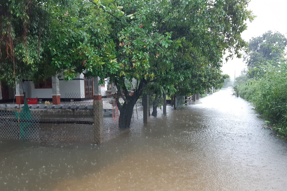 Nhiều nhà dân vùng thấp trũng của tỉnh Thừa Thiên-Huế bị nước lũ bao quanh. (Ảnh: Mai Trang/TTXVN)