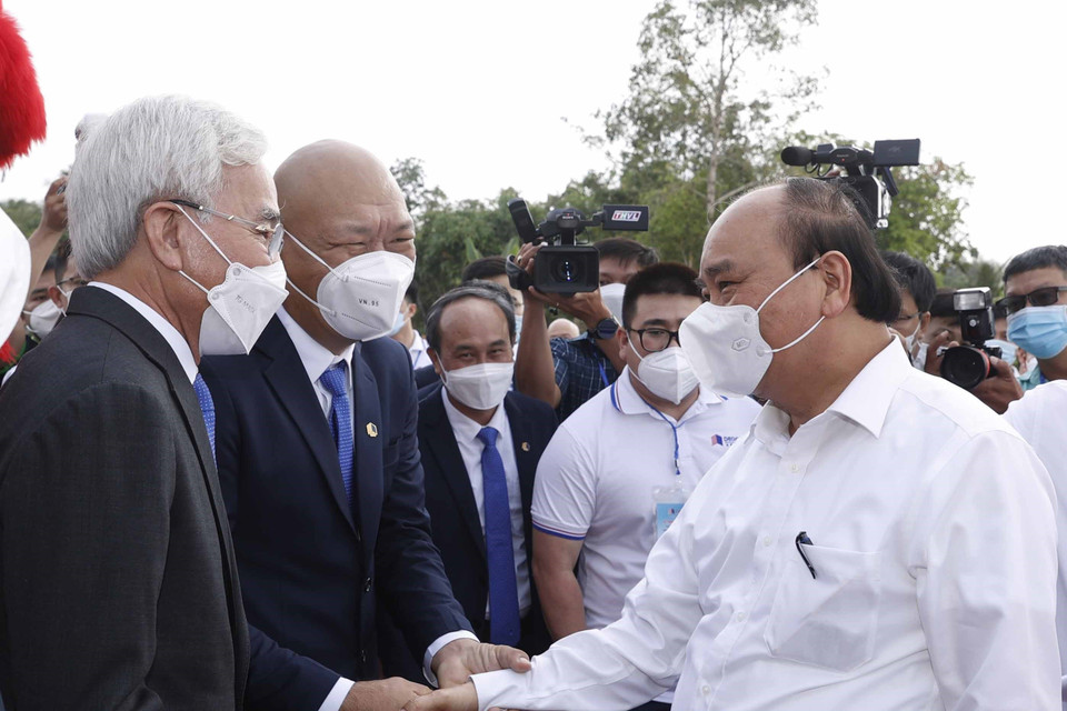 Sáng 19/1, tại tỉnh Tiền Giang, Chủ tịch nước Nguyễn Xuân Phúc dự Lễ thông xe kỹ thuật tuyến chính cao tốc Trung Lương-Mỹ Thuận phục vụ lưu thông dịp Tết Nguyên đán Nhâm Dần 2022. (Ảnh: Thống Nhất/TTXVN) 