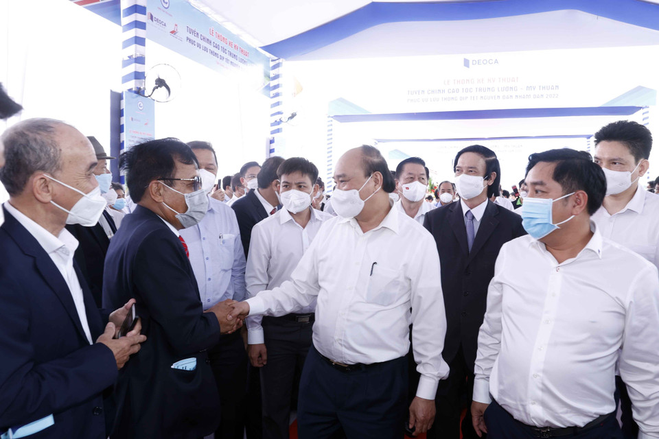 Hình ảnh Chủ tịch nước Nguyễn Xuân Phúc với các đại biểu tham dự buổi lễ. (Ảnh: Thống Nhất/TTXVN)