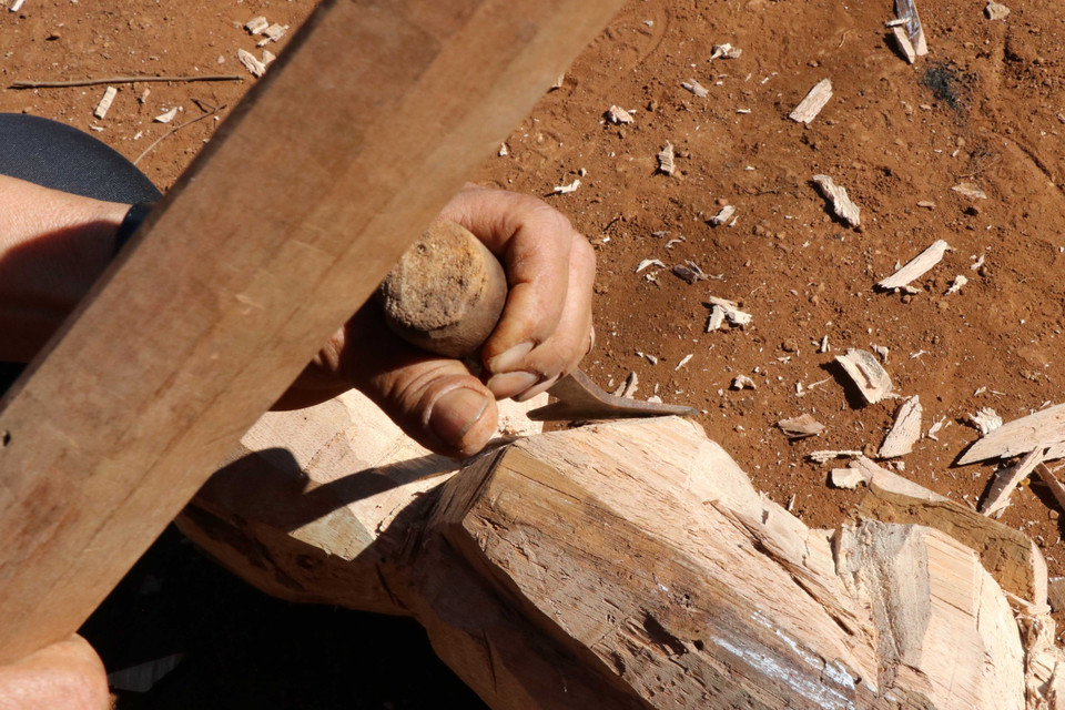 Sau khi hình khối bức tượng hoàn thành, các nghệ nhân sẽ dùng đục để đẽo những góc khuất, đường cong của bức tượng. (Ảnh: Hồng Điệp/TTXVN)