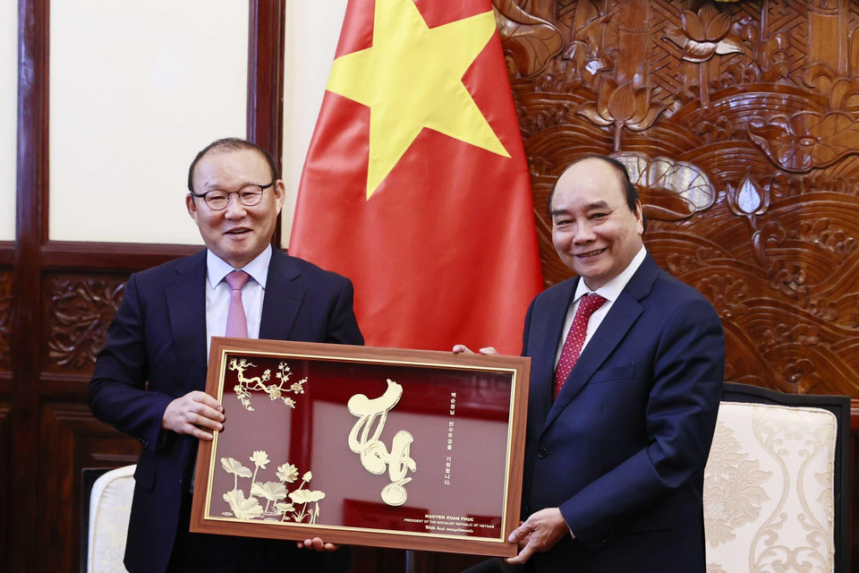 Chủ tịch nước Nguyễn Xuân Phúc tặng chữ Thọ cho Mẹ của Huấn luyện viên bóng đá Park Hang-seo. (Ảnh: Thống Nhất/TTXVN)