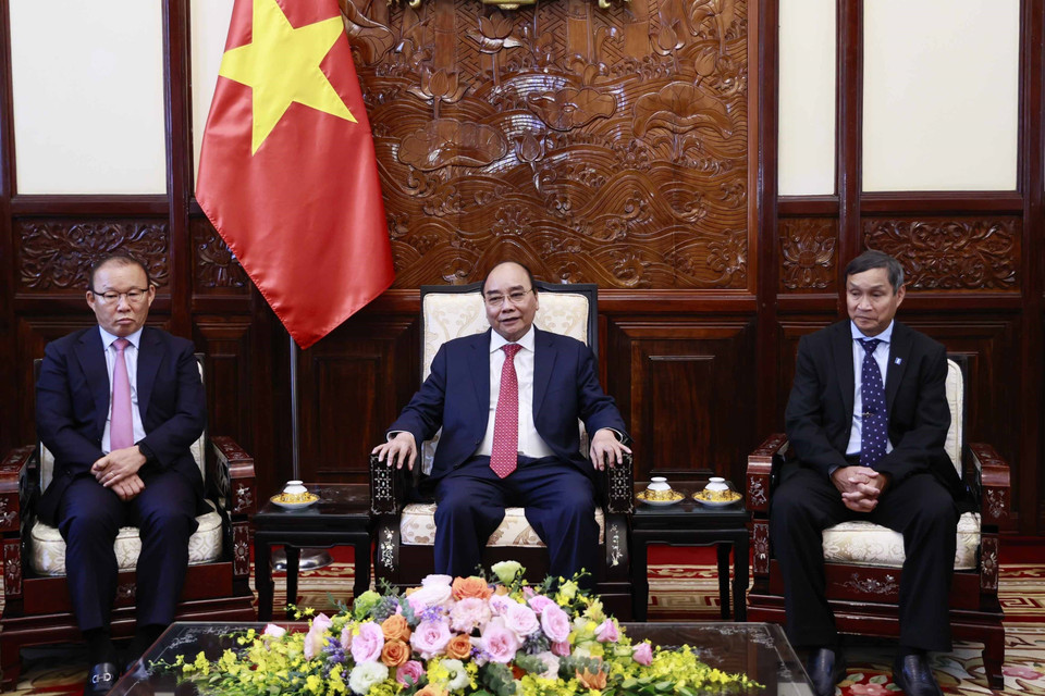 Huấn luyện viên bóng đá nam Park Hang-seo và huấn luyện viên bóng đá nữ Mai Đức Chung là hai huấn luyện viên xuất sắc đại diện cho các huấn luyện viên có nhiều cống hiến, lập thành tích xuất sắc tại SEA Games 31. (Ảnh: Thống Nhất/TTXVN)