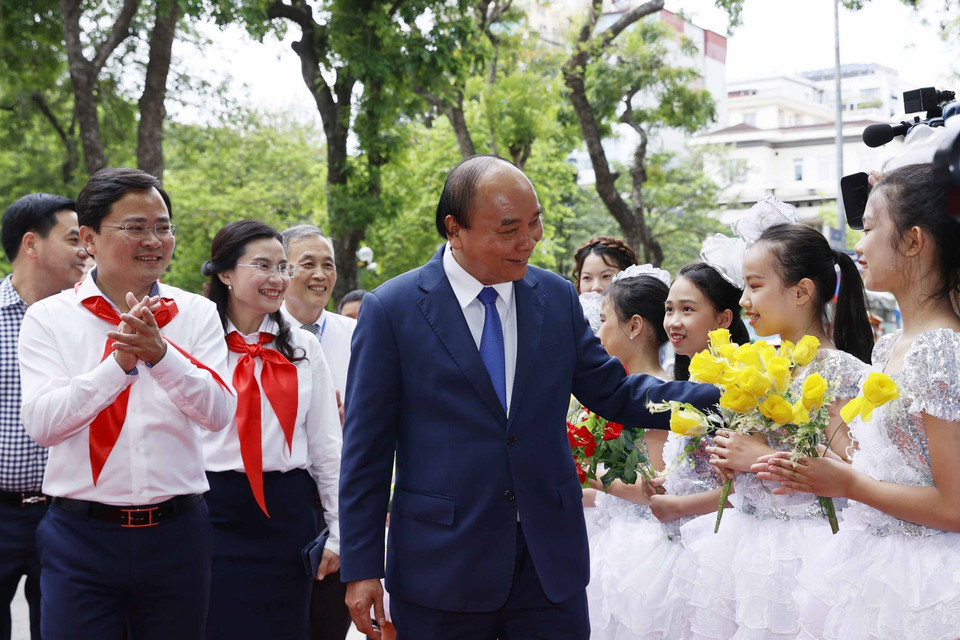 Chủ tịch nước Nguyễn Xuân Phúc đến dự lễ kỷ niệm 65 năm Nhà xuất bản Kim Đồng. (Ảnh: Thống Nhất/TTXVN)