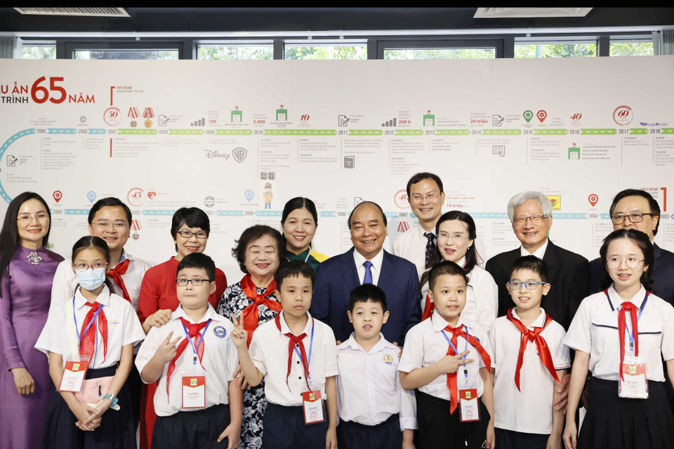 Chủ tịch nước Nguyễn Xuân Phúc với các đại biểu dự Lễ kỷ niệm 65 năm Nhà xuất bản Kim Đồng. (Ảnh: Thống Nhất/TTXVN)