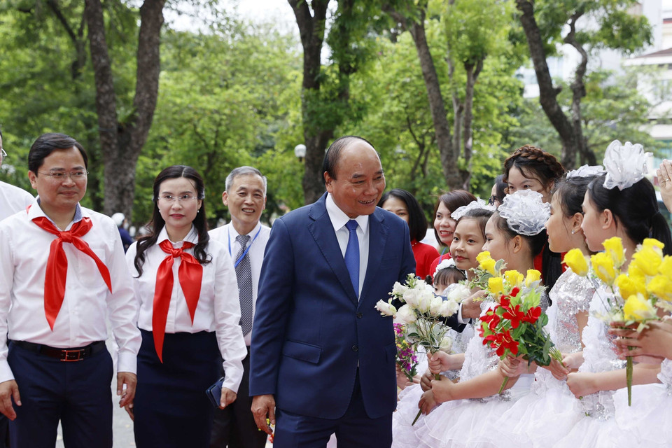 Chủ tịch nước Nguyễn Xuân Phúc đến dự lễ kỷ niệm 65 năm Nhà xuất bản Kim Đồng. (Ảnh: Thống Nhất/TTXVN)