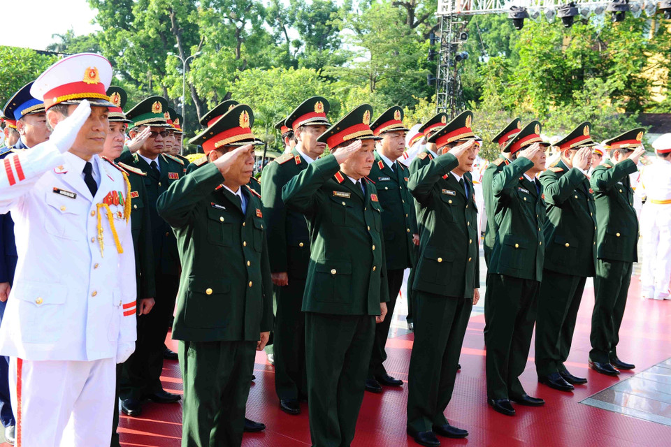 Đoàn đại biểu Quân ủy Trung ương và Bộ Quốc phòng tưởng niệm các Anh hùng liệt sỹ. (Ảnh: Minh Đức/TTXVN)