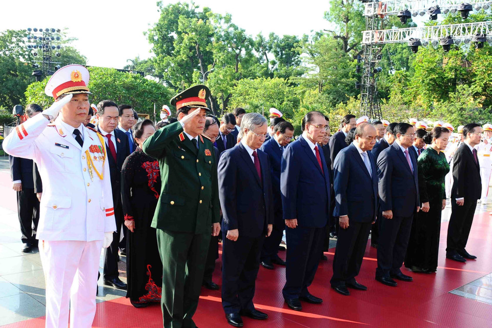 Lãnh đạo Đảng, Nhà nước tưởng niệm các anh hùng liệt sỹ. (Ảnh: Minh Đức/TTXVN)
