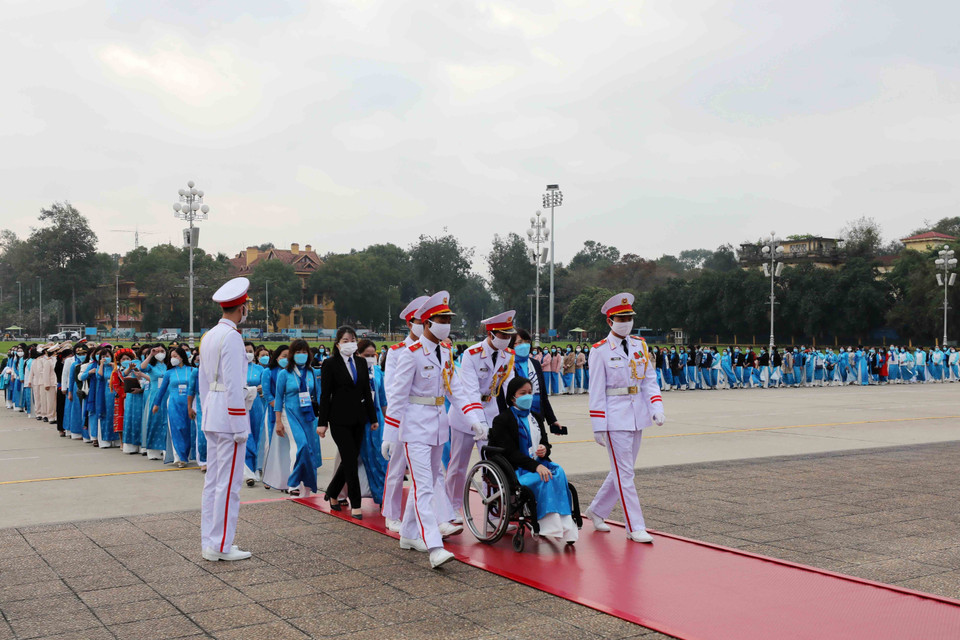 Hình ảnh các đại biểu phụ nữ vào Lăng viếng Chủ tịch Hồ Chí Minh. (Ảnh: An Đăng/TTXVN)