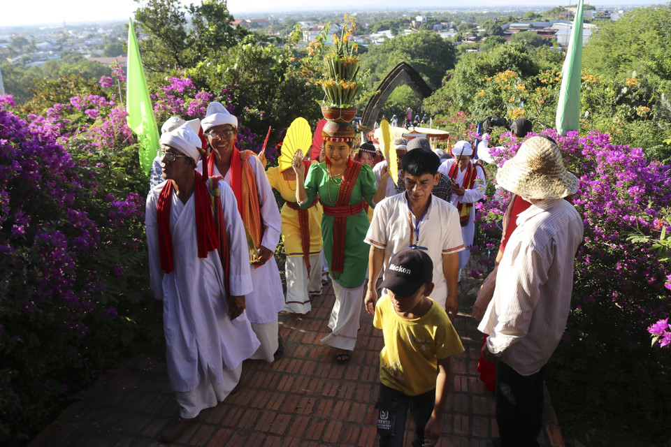 Các vị chức sắc đồng bào Chăm theo đạo Bàlamôn dẫn đầu đoàn rước y trang lên tháp Po Klong Garai. (Ảnh: Nguyễn Thành/TTXVN)