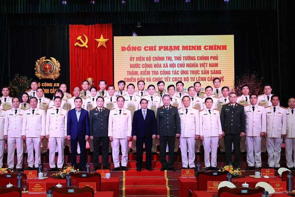 Thủ tướng Phạm Minh Chính với cán bộ, chiến sỹ Bộ Tư lệnh Cảnh vệ. (Ảnh: Dương Giang/TTXVN)