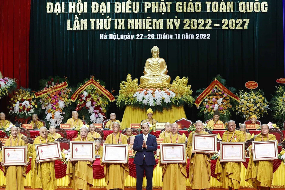 Chủ tịch nước Nguyễn Xuân Phúc trao tặng Huân chương Lao động hạng Hai và hạng Ba cho các tập thể và cá nhân của Giáo hội Phật giáo Việt Nam. (Ảnh: Thống Nhất/TTXVN)