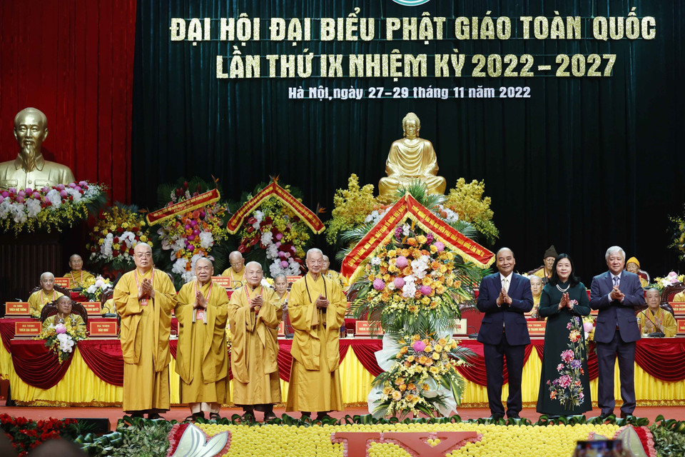 Chủ tịch nước Nguyễn Xuân Phúc chúc mừng Giáo hội Phật giáo Việt Nam. (Ảnh: Thống Nhất/TTXVN)