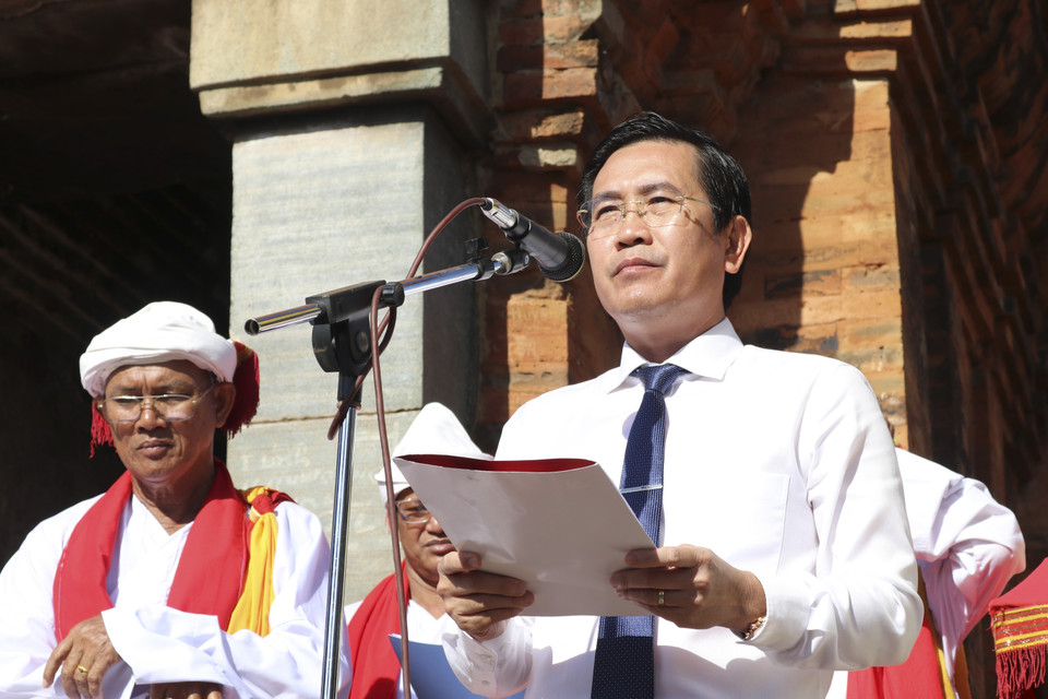 Ông Phạm Văn Hậu, Phó Bí thư Thường trực Tỉnh ủy Ninh Thuận, phát biểu chúc mừng lễ hội Katê năm 2022. (Ảnh: Nguyễn Thành/TTXVN)