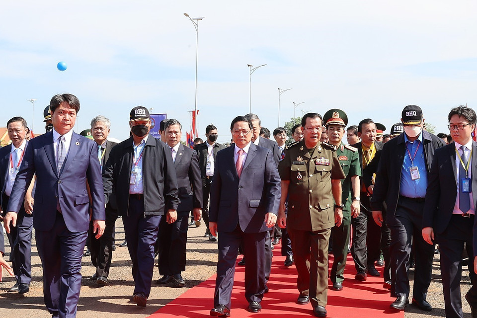 Hình ảnh Thủ tướng Campuchia Samdech Techo Hun Sen đón Thủ tướng Phạm Minh Chính dự lễ kỷ niệm 45 năm Con đường tiến tới đánh đổ chế độ diệt chủng Pol Pot. (Ảnh: Dương Giang/TTXVN)