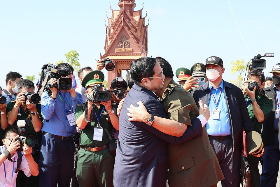 Thủ tướng Campuchia Samdech Techo Hun Sen đón Thủ tướng Phạm Minh Chính dự lễ kỷ niệm 45 năm Con đường tiến tới đánh đổ chế độ diệt chủng Pol Pot. (Ảnh: Dương Giang/TTXVN)