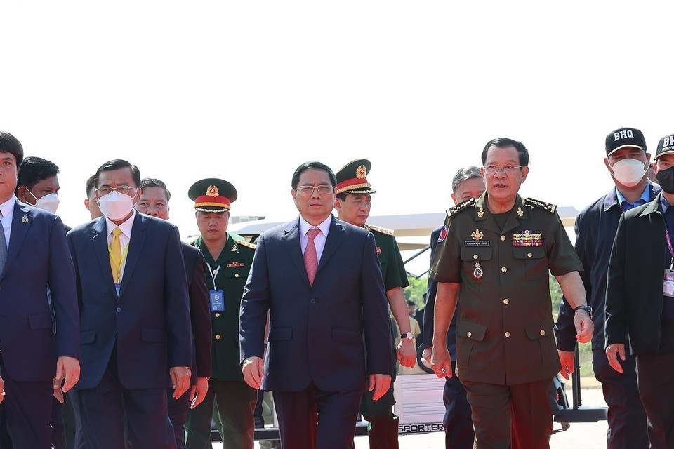 Thủ tướng Campuchia Samdech Techo Hun Sen đón Thủ tướng Phạm Minh Chính dự lễ kỷ niệm 45 năm Con đường tiến tới đánh đổ chế độ diệt chủng Pol Pot. (Ảnh: Dương Giang/TTXVN)