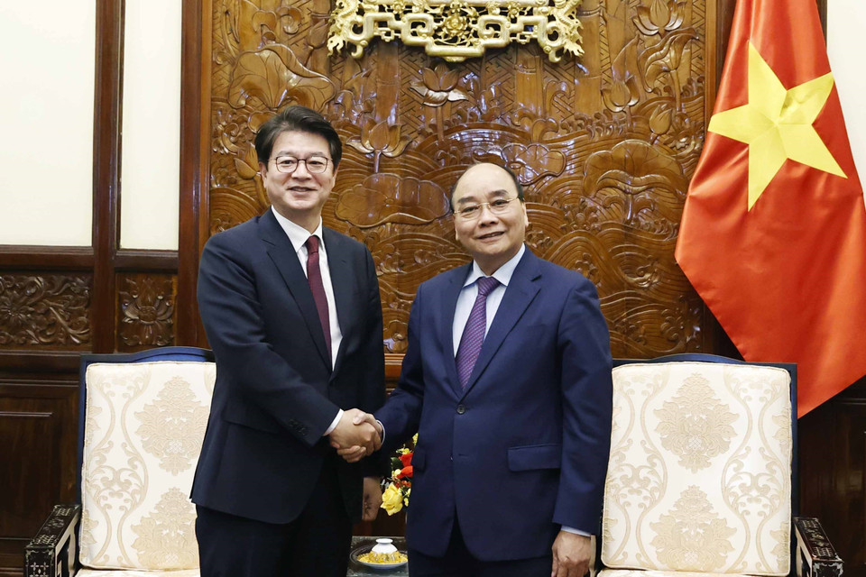 Chủ tịch nước Nguyễn Xuân Phúc và ông Seong Ghi-hong, Chủ tịch, Giám đốc điều hành Hãng Thông tấn Yonhap của Hàn Quốc. (Ảnh: Thống Nhất/TTXVN)