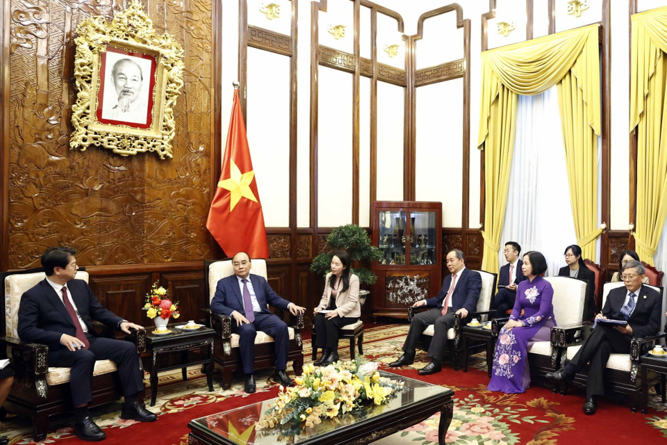 Quang cảnh buổi Chủ tịch nước Nguyễn Xuân Phúc tiếp ông Seong Ghi-hong, Chủ tịch, Giám đốc điều hành Hãng Thông tấn Yonhap của Hàn Quốc. (Ảnh: Thống Nhất/TTXVN)