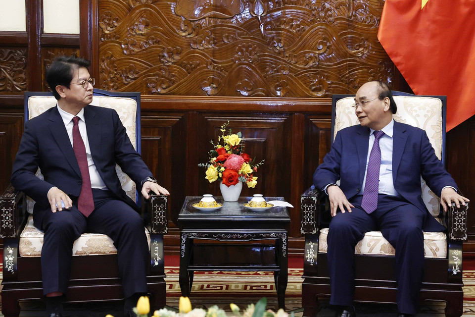 Hình ảnh Chủ tịch nước Nguyễn Xuân Phúc tiếp ông Seong Ghi-hong, Chủ tịch, Giám đốc điều hành Hãng Thông tấn Yonhap của Hàn Quốc. (Ảnh: Thống Nhất/TTXVN)