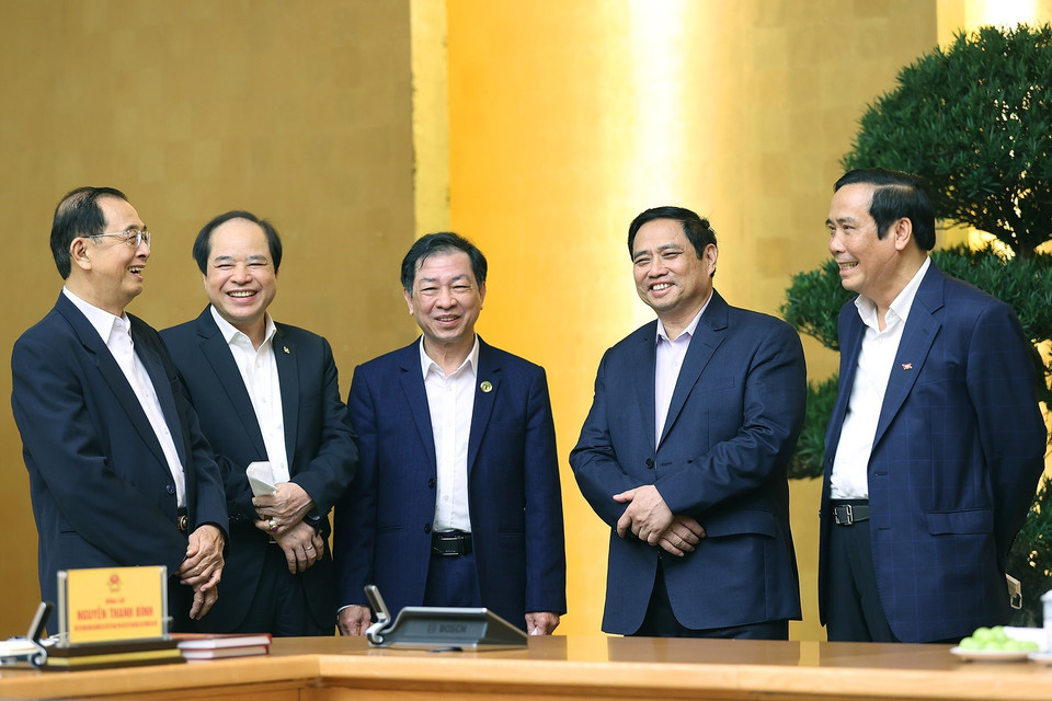 Thủ tướng Phạm Minh Chính với các đại biểu Trung ương Hội Người cao tuổi Việt Nam. (Ảnh: Dương Giang/TTXVN)