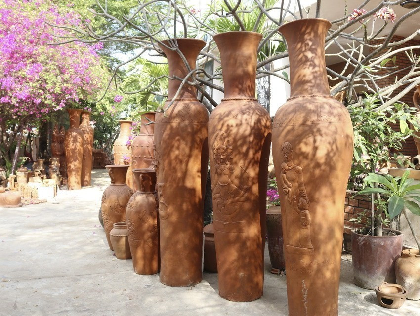 Các sản phẩm của Làng nghề gốm cổ Chăm Bàu Trúc (Ninh Phước, Ninh Thuận). (Ảnh: Nguyễn Thành/TTXVN)