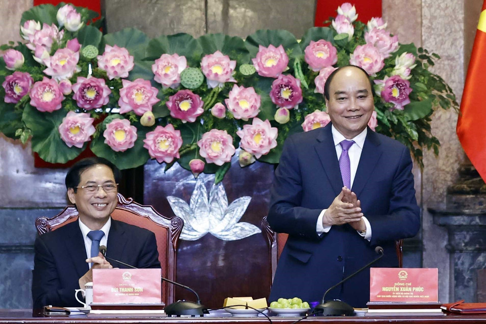 Chiều 23/8, tại Phủ Chủ tịch, Chủ tịch nước Nguyễn Xuân Phúc làm việc với cán bộ chủ chốt Bộ Ngoại giao về triển khai đường lối đối ngoại theo tinh thần Nghị quyết Đại hội XIII của Đảng. (Ảnh: Thống Nhất/TTXVN)