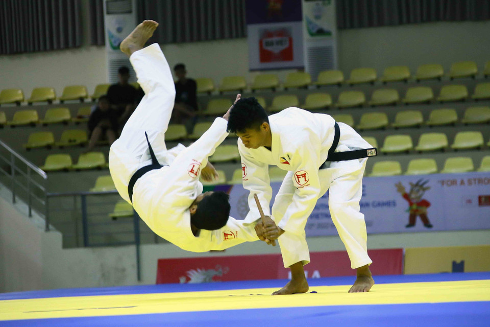 Cặp vận động viên của Philippines là Mercado Daryl John và Mendoza Alvin thi đấu ở nội dung Kodokan Goshin Jutsu (bài quyền về các kỹ thuật tự vệ hiện đại) đối với nam tại vòng loại. (Ảnh: Quang Quyết/TTXVN)
