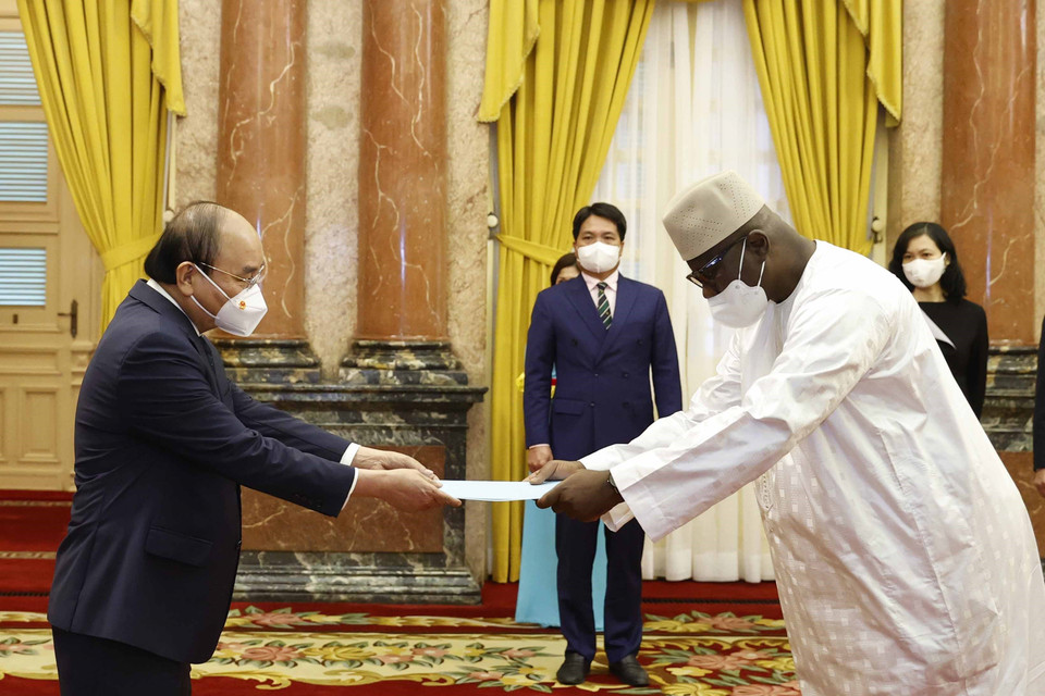 Chủ tịch nước Nguyễn Xuân Phúc nhận Quốc thư của Đại sứ Sierra Leone Ernest Mbaimba Ndomahina. (Ảnh: Thống Nhất/TTXVN)