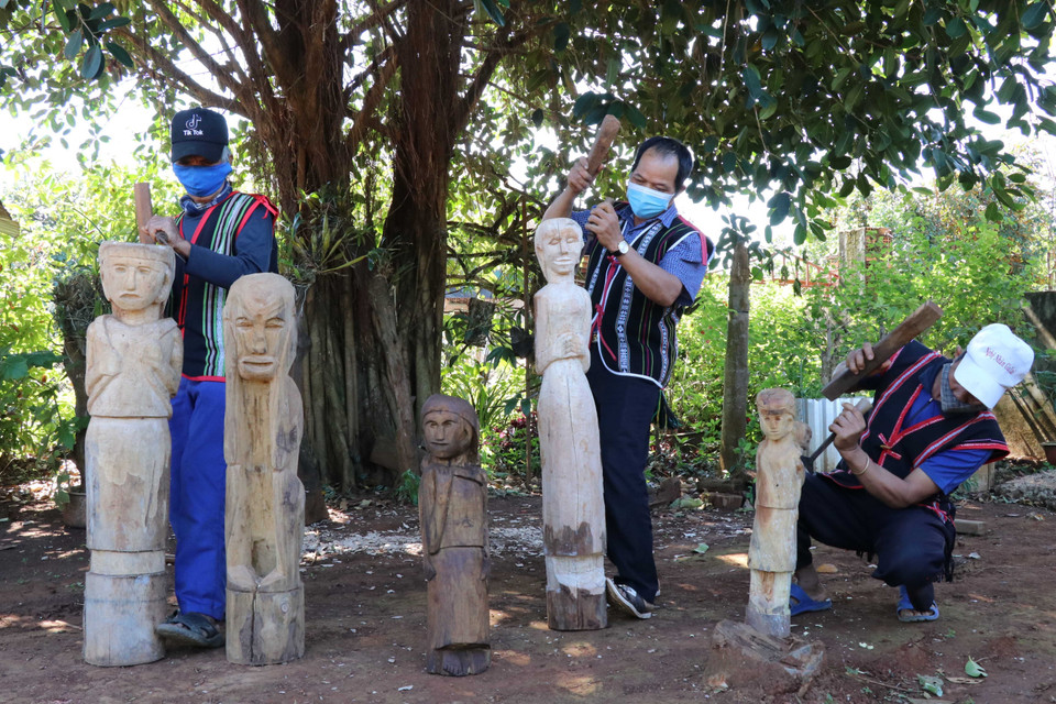 Các nghệ nhân tạc tượng sử dụng kỹ thuật tinh xảo hoàn thiện những sản phẩm của mình. (Ảnh: Hồng Điệp/TTXVN)