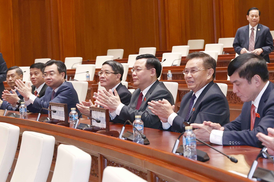 Chủ tịch Quốc hội Vương Đình Huệ và Chủ tịch Quốc hội Lào Saysomphone Phomvihane tại Nhà Quốc hội Lào. (Ảnh: Doãn Tấn/TTXVN)